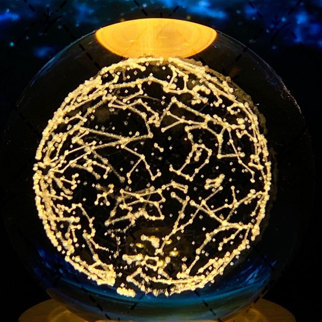 Leuchtende Mondkristallkugel mit Galaxie-Effekt