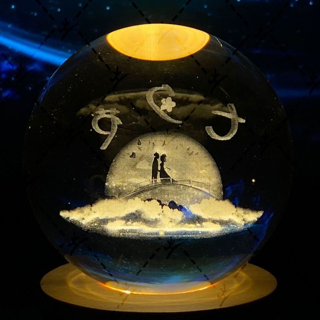 Leuchtende Mondkristallkugel mit Galaxie-Effekt
