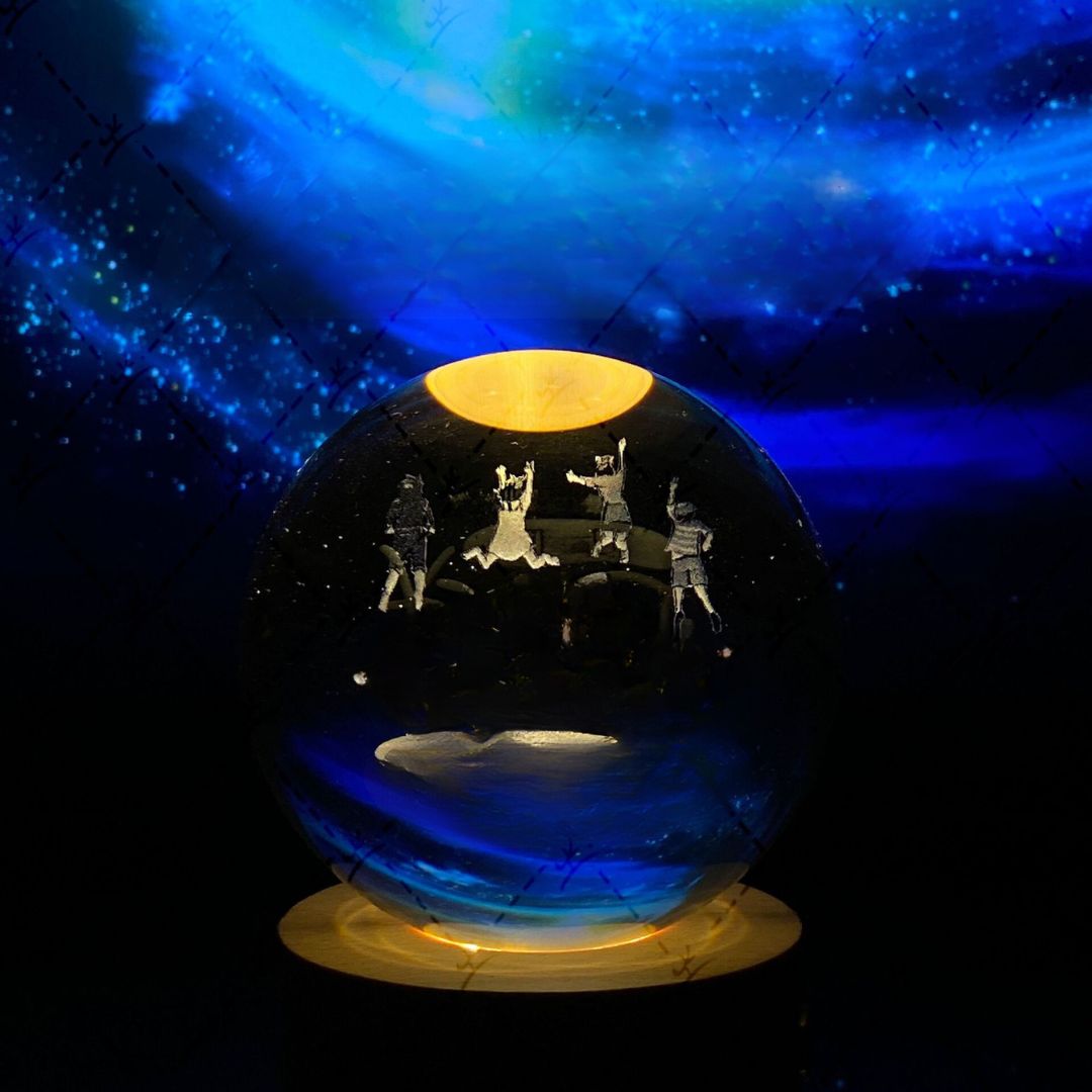 Leuchtende Mondkristallkugel mit Galaxie-Effekt