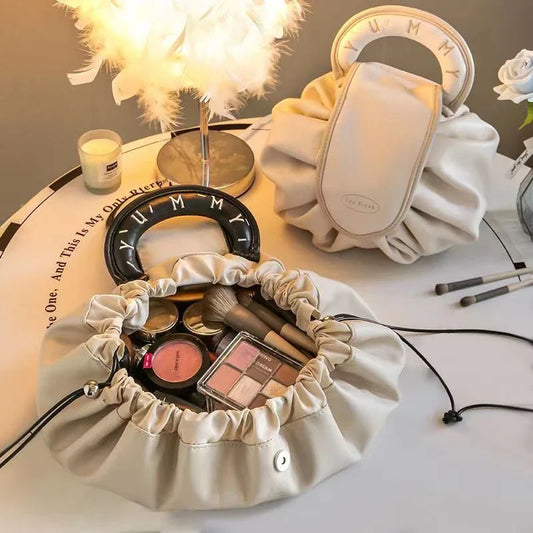 Kosmetiktasche mit viel Stauraum und wasserabweisendem Material