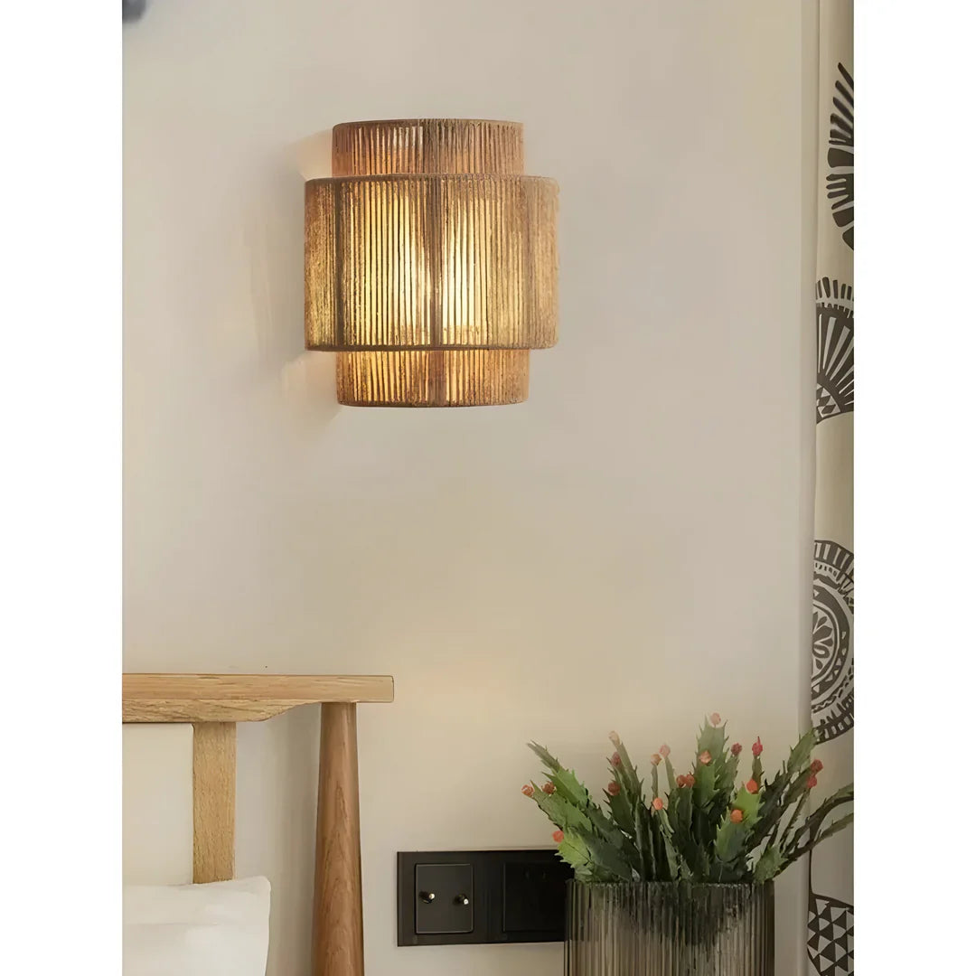 Moderne Geflochtene Rattan Wandlampe im Boho Stil mit Warmem Licht