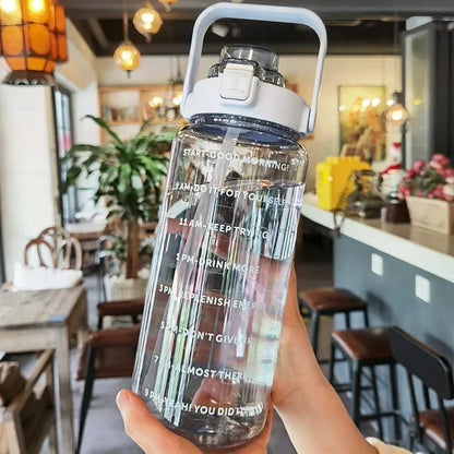 2L Sport-Wasserflasche mit Trinkhalm und Zeitangaben für Einfaches Trinken und Hydration