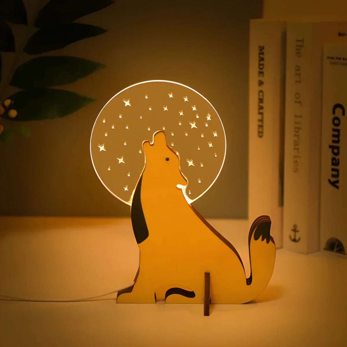 Holz-Tischlampe mit Tierfigur im modernen Design