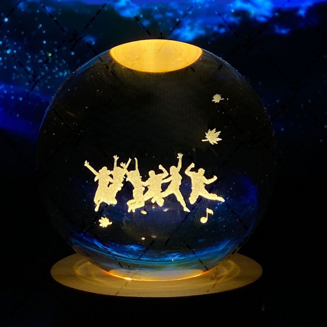 Leuchtende Mondkristallkugel mit Galaxie-Effekt