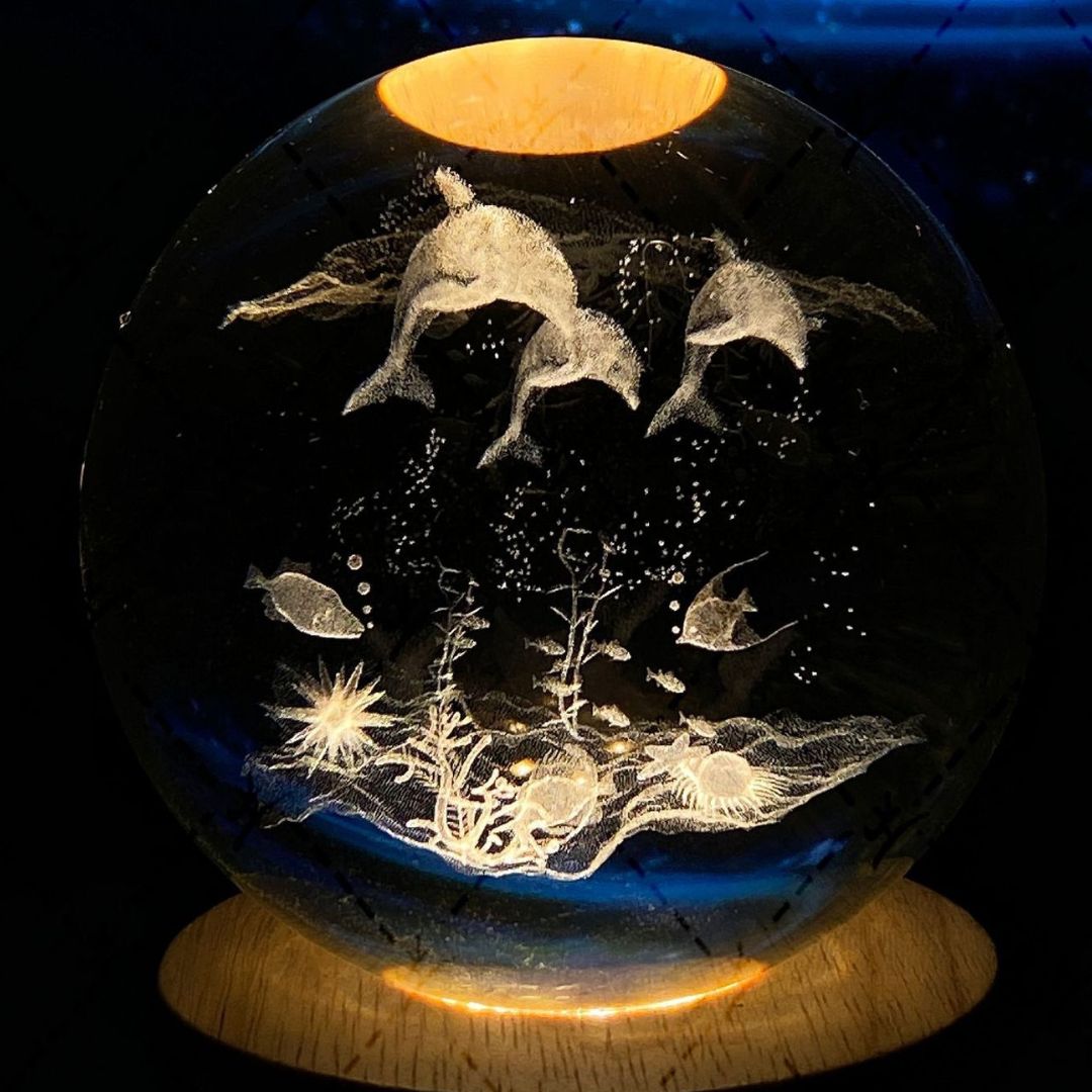 Leuchtende Mondkristallkugel mit Galaxie-Effekt