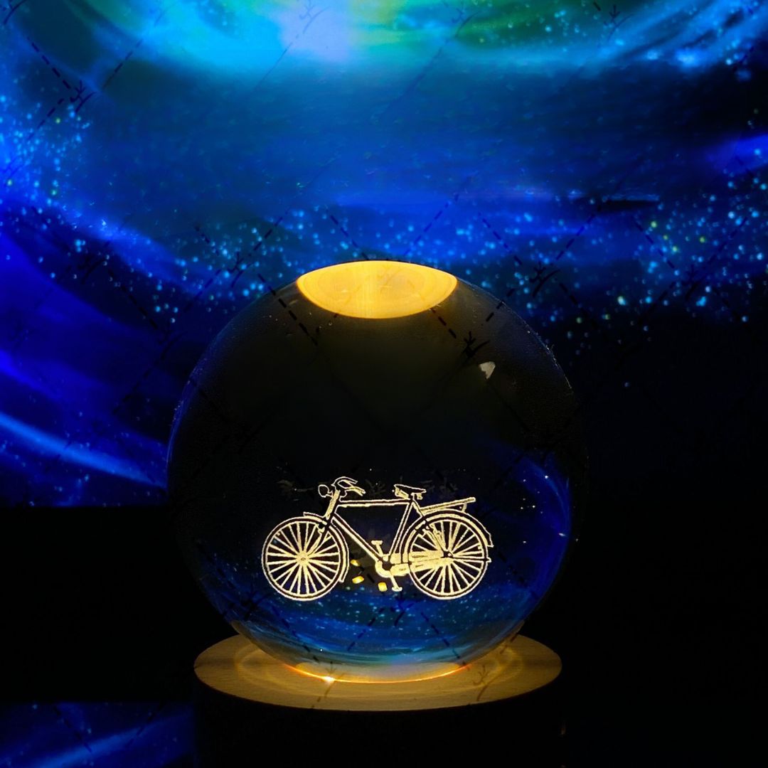 Leuchtende Mondkristallkugel mit Galaxie-Effekt