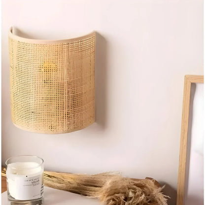 Moderne Geflochtene Rattan Wandlampe im Boho Stil mit Warmem Licht