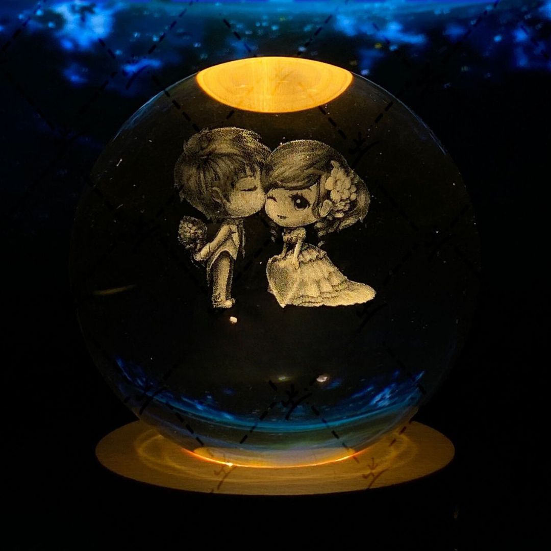 Leuchtende Mondkristallkugel mit Galaxie-Effekt