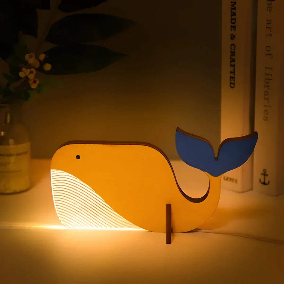 Holz-Tischlampe mit Tierfigur im modernen Design