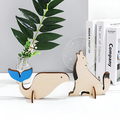 Holz-Tischlampe mit Tierfigur im modernen Design