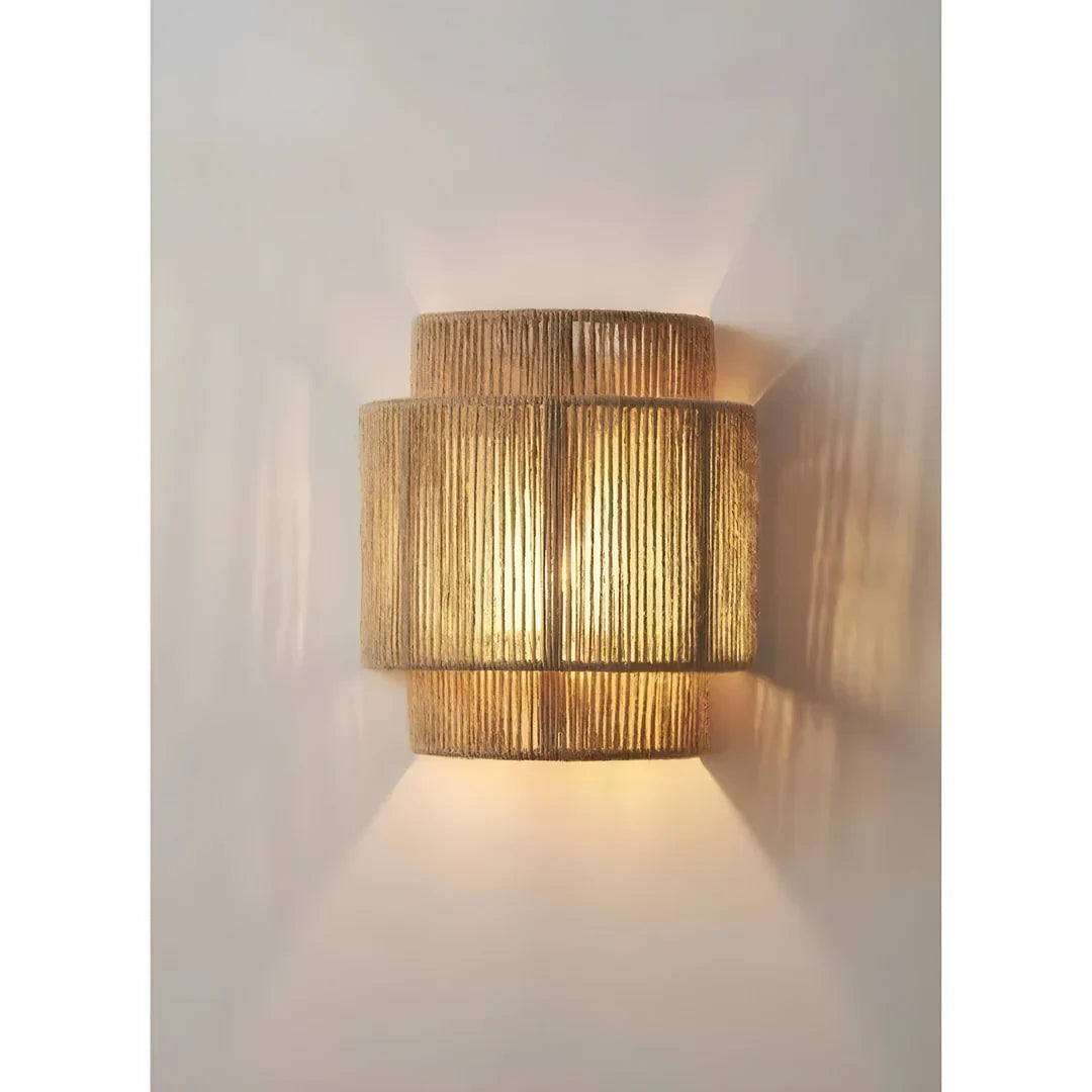 Moderne Geflochtene Rattan Wandlampe im Boho Stil mit Warmem Licht