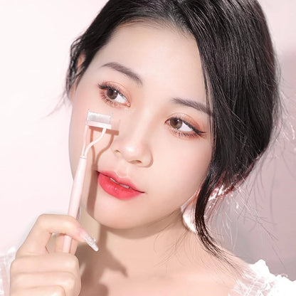 Feiner Wimperntrenner – Perfektes Finish nach der Mascara
