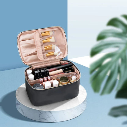 Praktischer Make-Up Organizer für Reisen – mit Fächern und Verteilern für Ordnung