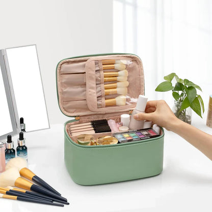 Praktischer Make-Up Organizer für Reisen – mit Fächern und Verteilern für Ordnung
