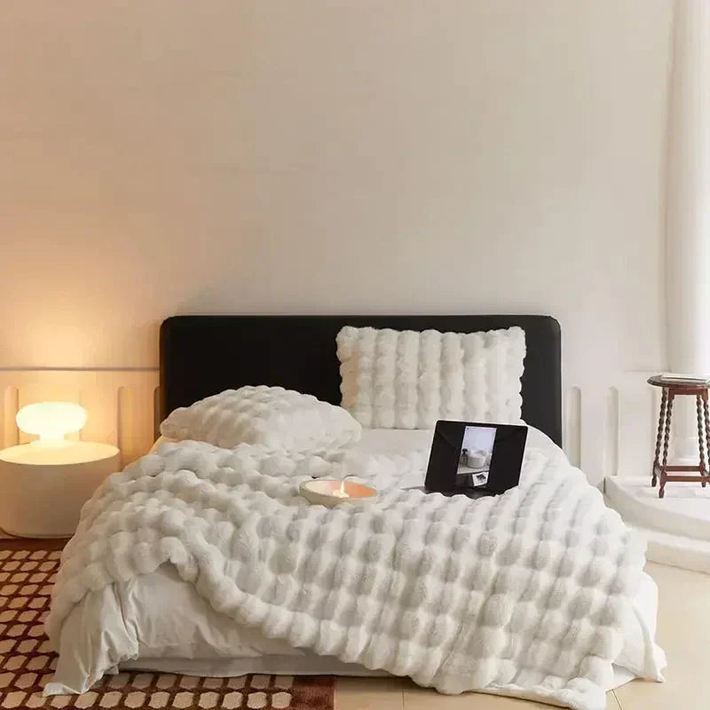Flauschige Kunstfell-Kuscheldecke für gemütliche Stunden