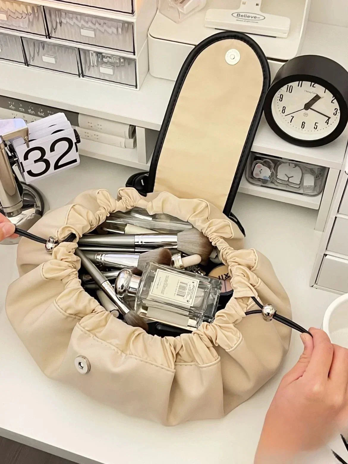 Kosmetiktasche mit viel Stauraum und wasserabweisendem Material