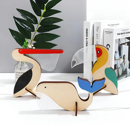 Holz-Tischlampe mit Tierfigur im modernen Design