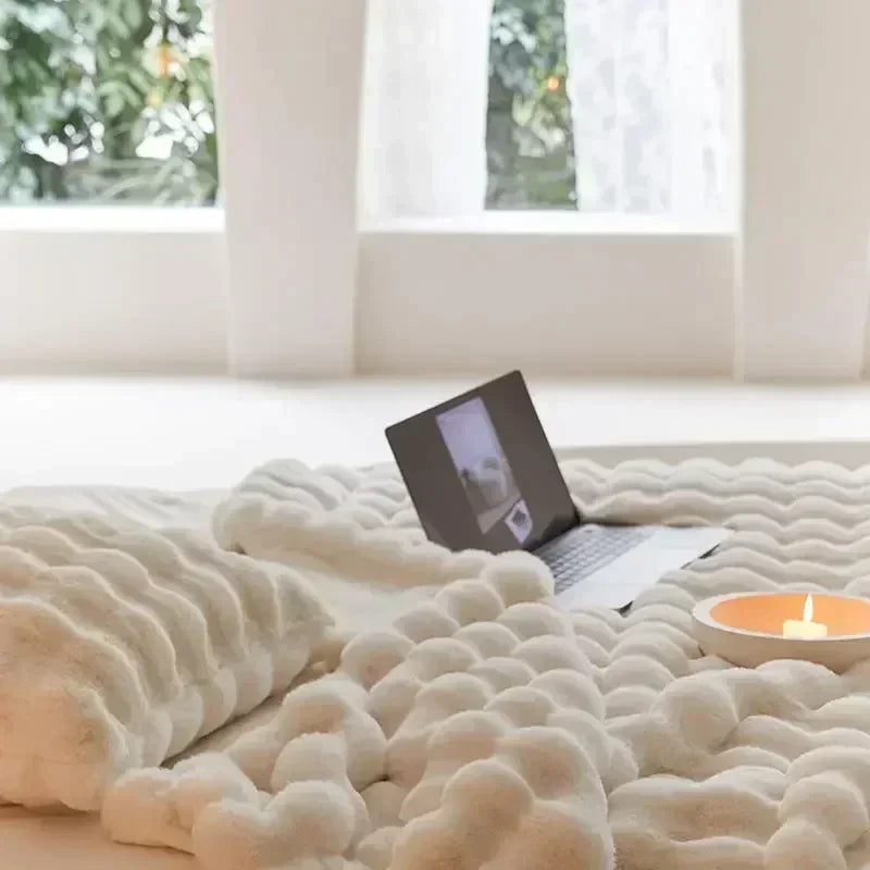 Flauschige Kunstfell-Kuscheldecke für gemütliche Stunden