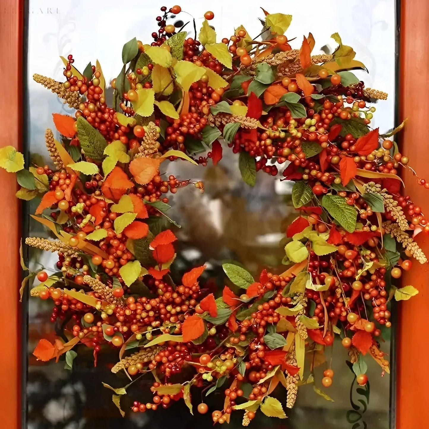 Schöner Rattan-Kranz für den Herbst mit Beeren und Blättern