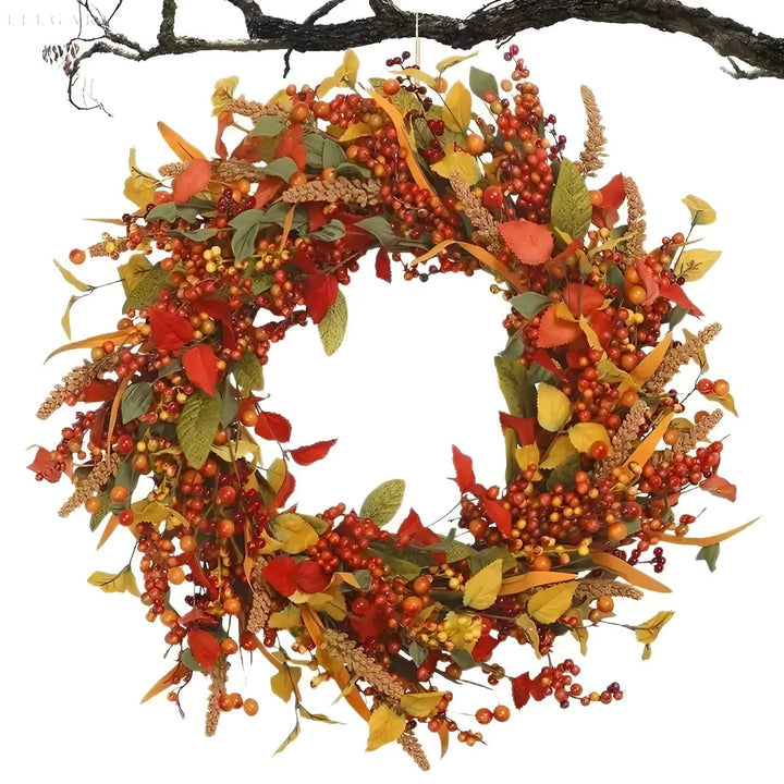Schöner Rattan-Kranz für den Herbst mit Beeren und Blättern