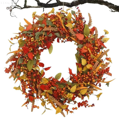 Schöner Rattan-Kranz für den Herbst mit Beeren und Blättern