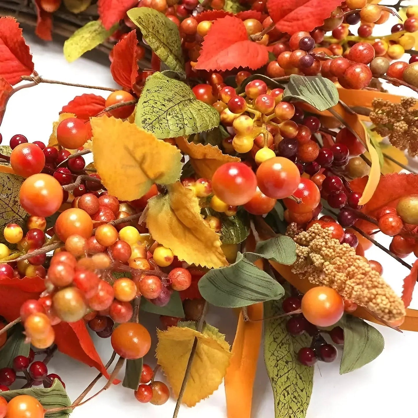 Schöner Rattan-Kranz für den Herbst mit Beeren und Blättern