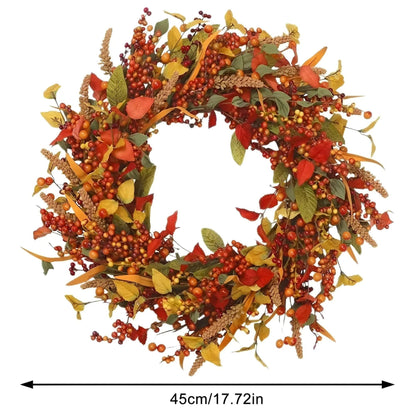 Schöner Rattan-Kranz für den Herbst mit Beeren und Blättern