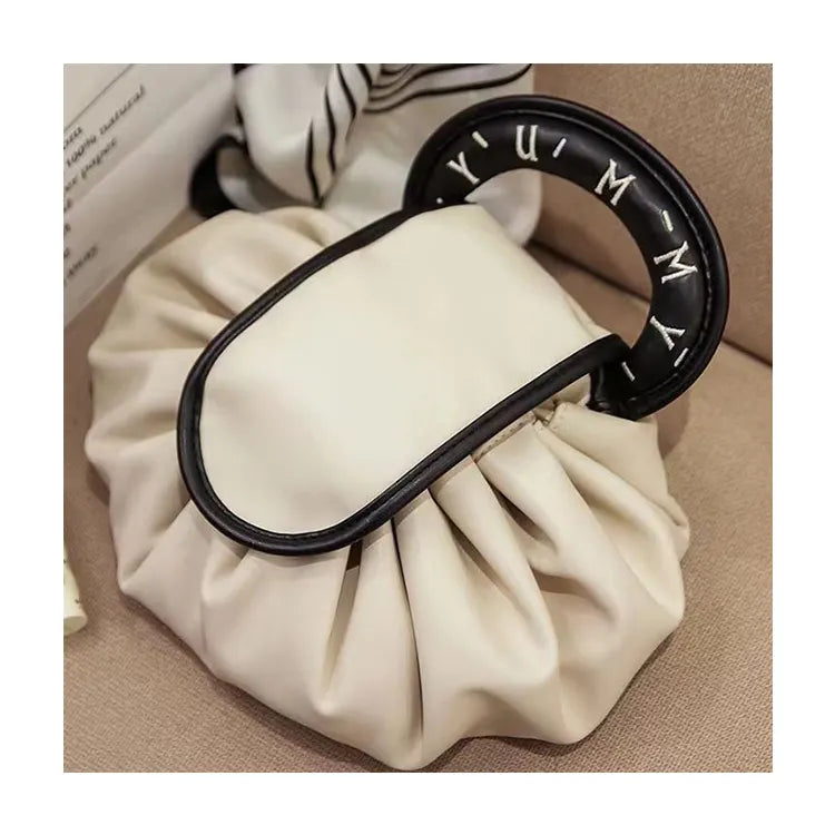 Kosmetiktasche mit viel Stauraum und wasserabweisendem Material