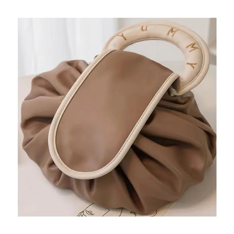 Kosmetiktasche mit viel Stauraum und wasserabweisendem Material