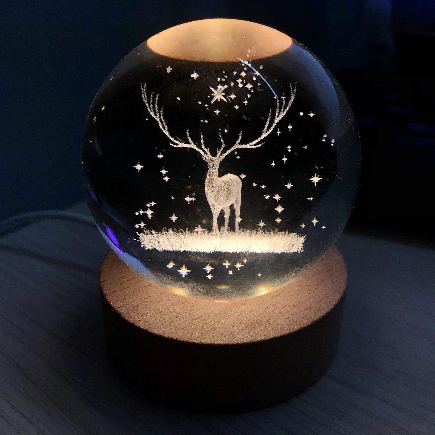 Leuchtende Mondkristallkugel mit Galaxie-Effekt