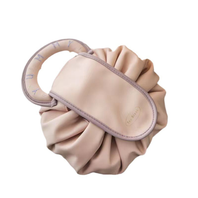 Kosmetiktasche mit viel Stauraum und wasserabweisendem Material