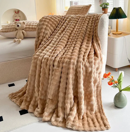 Flauschige Fleece-Decke wit Blasenmuster