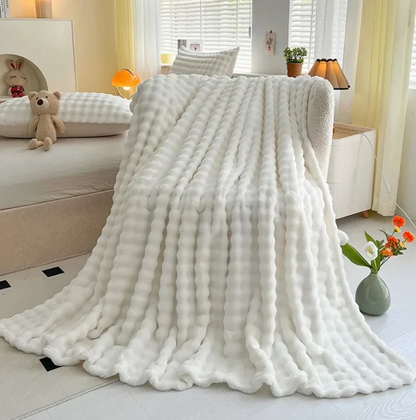 Flauschige Fleece-Decke wit Blasenmuster