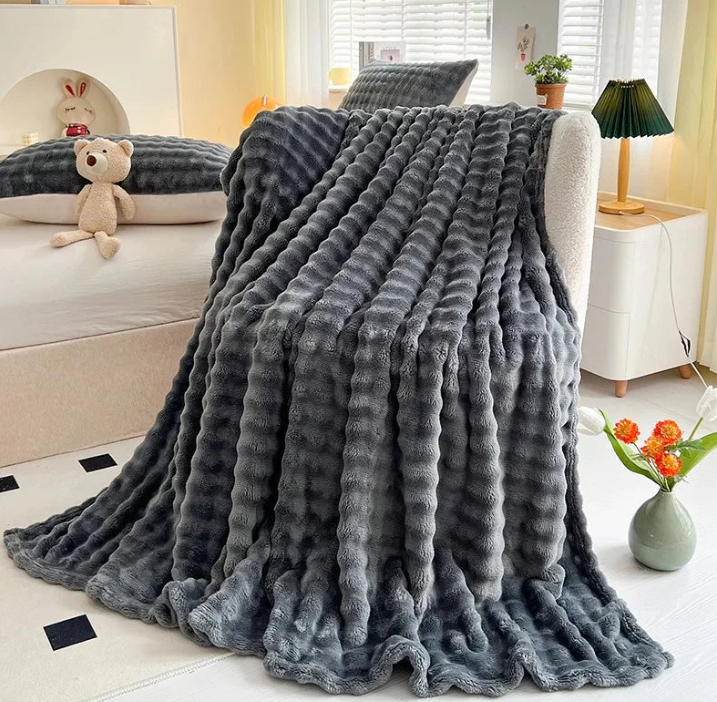 Flauschige Fleece-Decke wit Blasenmuster