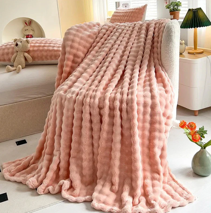 Flauschige Fleece-Decke wit Blasenmuster