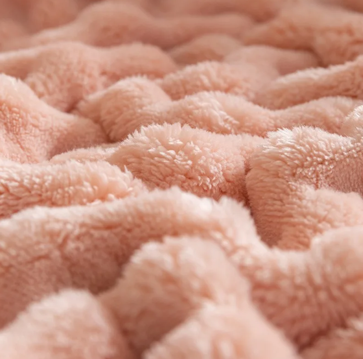 Flauschige Fleece-Decke wit Blasenmuster