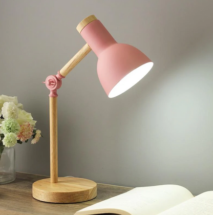 Moderne Tischlampe im skandinavischen Design
