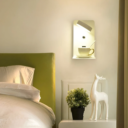 Multifunktionale LED-Wandleuchte mit Ablage und USB