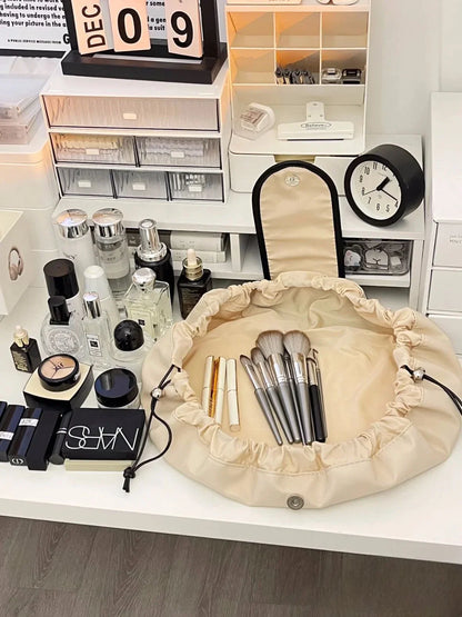 Kosmetiktasche mit viel Stauraum und wasserabweisendem Material