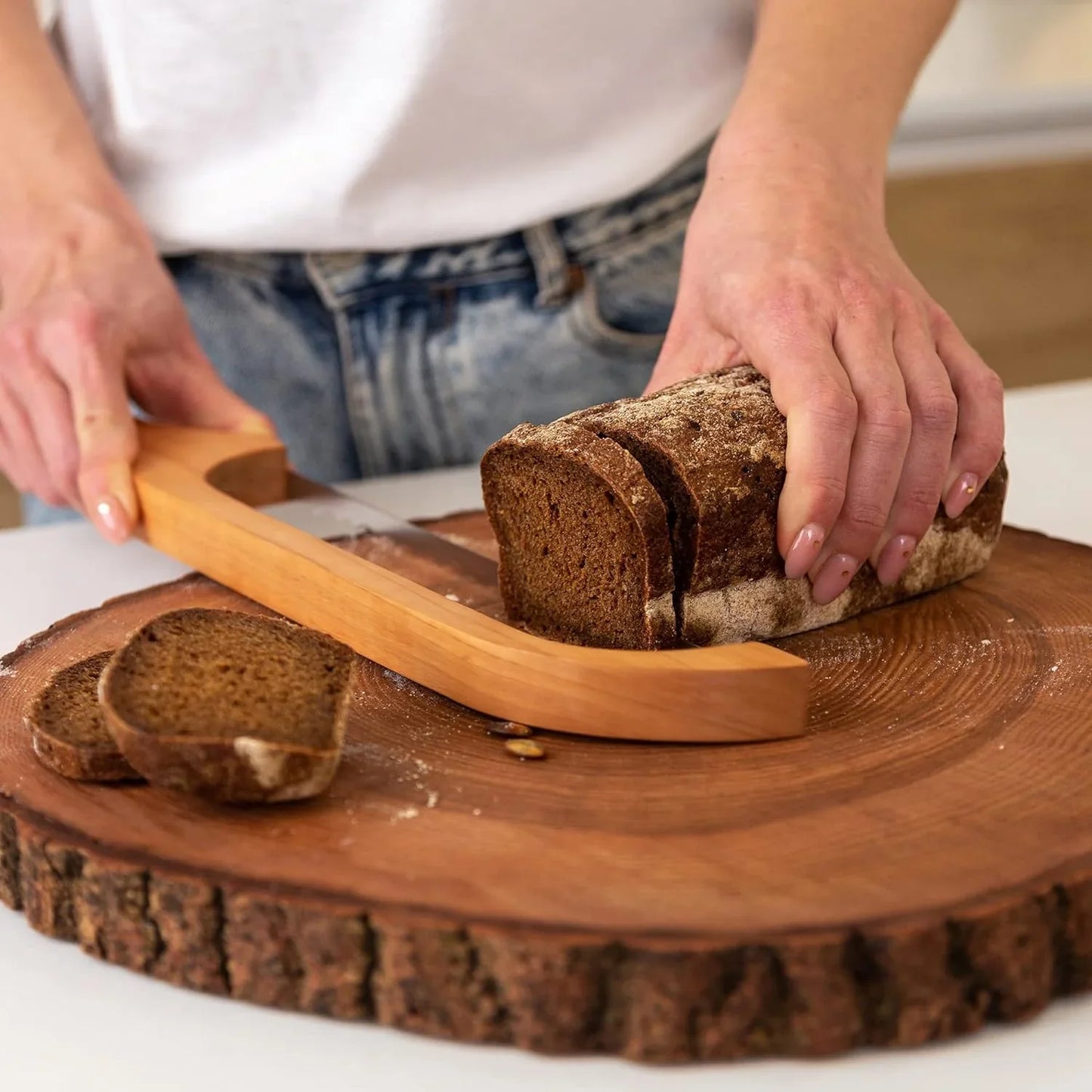 Brotmesser aus Holz mit rutschfester Schneidehilfe für sicheres Schneiden