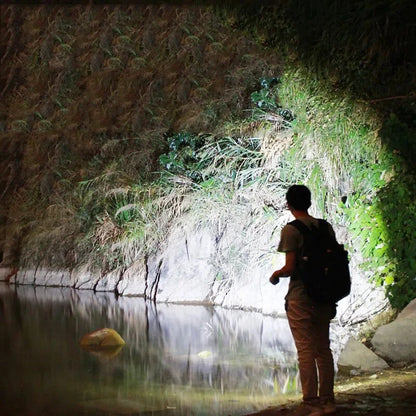 Kompakte LED Taschenlampe mit Zoom und USB Aufladung für den Outdoor-Einsatz